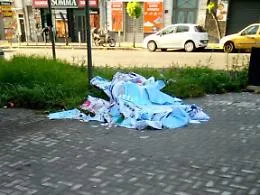 Piazza due Giugno, rimossi i manifesti elettorali e lasciati per terra