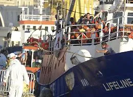Migranti, Malta accoglie e sequestra la Lifeline: niente pi&ugrave; sbarchi in Sicilia per le Ong