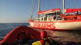 Migranti, il governo vieta l'attracco alla nave Astral della Ong Proactiva
