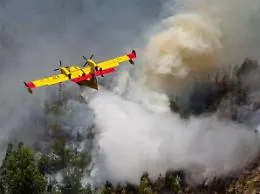 Roghi nella notte a Palermo e provincia: canadair in azione