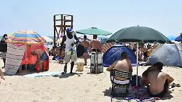 Catania, palpeggiano due ragazzine in una spiaggia: arrestati tre indiani
