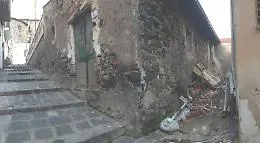 Motta Sant'Anastasia: rifiuti a ridosso del maniero
