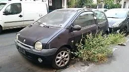 Catania, via Macherione: auto abbandonata da anni