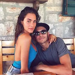Valentino Rossi corre su una pista d'amore e conquista una modella