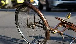 Investito da auto, finisce sul cofano e sfonda parabrezza: ciclista &egrave; grave