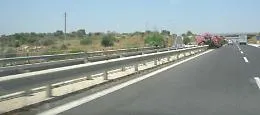 Con l'auto contro guardrail sulla statale 114: muore 65enne di Avola