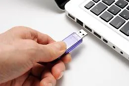 Trapani,  poliziotto inserisce pendrive ma era esplosiva: e perde tre dita di una mano