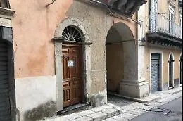 Ragusa, il giallo della donna morta in casa, marito di nuovo in Questura
