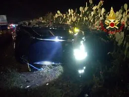 Belpasso, scontro tra due vetture
e una finisce in scarpata: tutti salvi