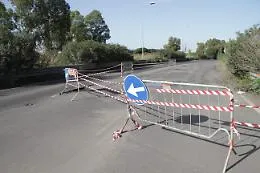 Zona Industriale Catania, vie colabrodo: transenne sull'Ottava Strada