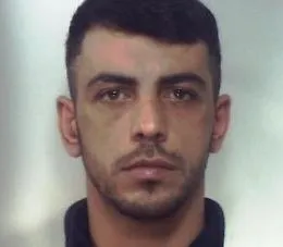Catania, droga nelle scarpe e bilancino negli slip: cos&igrave; pusher pensava di sfuggire ad arresto