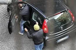 Catania, piazza Europa &egrave; business: parcheggiatore abusivo minaccia
e manda via un "collega" 80enne