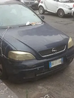 Catania, auto usata come ricovero di sporcizie in Via De Cosmi: "Rimuovetela"