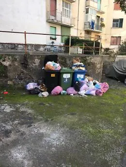 Catania, Via Luigi Pirandello: i rifiuti si ritirano tre palazzi si e uno no