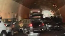 A18, maxi tamponamento a catena in galleria: chiuso tratto autostrada