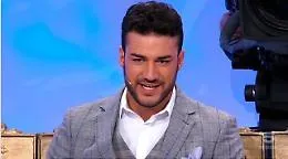 Ad "Uomini e Donne" trappola del tronista Lorenzo Riccardi: convoca Giulia e Claudia e finge scelta. Scoppia finimondo!