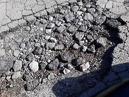 Villagrazia di Carini: giovane disabile bloccato in casa perch&egrave; la strada &egrave; piena di buche