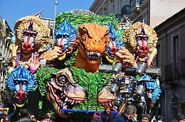 Carnevale di Acireale, le foto pi&ugrave; belle dei carri in concorso e della giornata inaugurale: ed &egrave; solo l'inizio