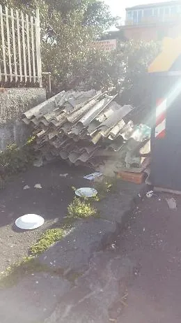 Catania: lastre di amianto da pi&ugrave; di una settimana in Via Locatelli