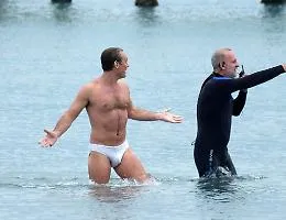 Jude Law supersexy al Lido di Venezia: il "papa giovane" in costume fa scandalo