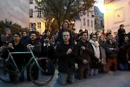 Notre-Dame, fedeli in preghiera sul Lungosenna