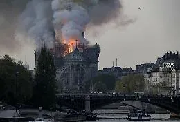 Notre Dame non c'&egrave; pi&ugrave;, un incendio la devasta, il mondo &egrave; sotto choc