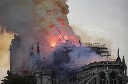 Notre Dame e la lunga notte di Passione:
francesi in lacrime e il mondo sgomento
mentre l'Isis celebra &laquo;castigo ai crociati&raquo;