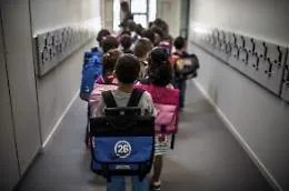 Via i libri pesanti dagli zaini, in Sicilia si andr&agrave;  a scuola col tablet (se passa la proposta M5s)