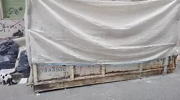 Catania, Via Vecchia Ognina: ogni giorno sul marciapiede viene depositata spazzatura