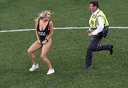 Finale di Champions, ecco chi &egrave; la ragazza che ha invaso il campo