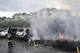Giarre: data alle fiamme una montagna di rifiuti, l'incendio divora due auto