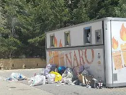 Naro: rifiuti abbandonati dinanzi il centro di raccolta
