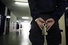 Faceva &laquo;favori&raquo; ai detenuti: a Siracusa il secondino finisce in carcere