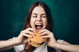 Quei mangiatori compulsivi che sono &ldquo;schiavi&rdquo; del cibo