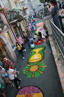 Corpus Domini, a Taormina infiorate e altari tra fede e tradizione