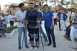 Ex par&agrave; della Folgore si rimette in piedi con l'esoscheletro 2.0: ecco i suoi primi passi