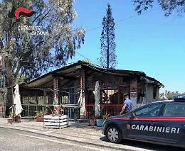 Incendio Plaia, "sciacallo" sorpreso dopo furto degli arredi di un locale