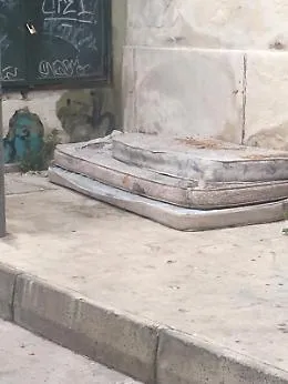 Catania: "materassi" e buca in via Sisto