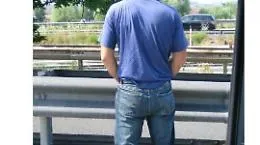 Gli scappa la pip&igrave; e la fa per strada: multato di oltre 3mila euro