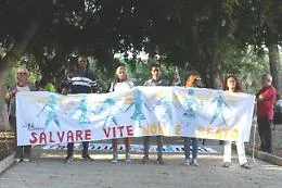 Licata: una catena umana per "Restare umani"