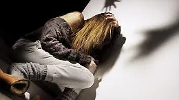 Viola il divieto di avvicinamento e picchia la ex: arrestato sessantenne