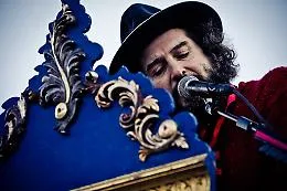 Vinicio Capossela, il cantastorie della "Ballate per Uomini e Bestie" a Catania e a Palermo