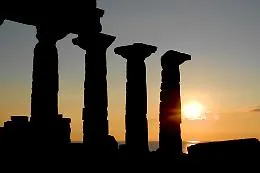 La magia del tramonto al teatro di Selinunte
gli attori di "Troiane" faranno da guida ai visitatori
