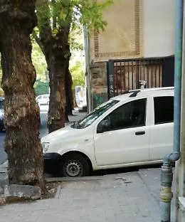 Catania, Via Ipogeo: vita difficile per i pedoni