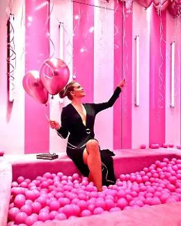 Per Costanza Caracciolo seconda cicogna in arrivo: sar&agrave; di nuovo pink?