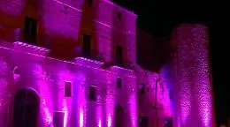 Il castello Chiaramonte s'illumina di viola