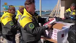 Traffico di "bionde" nel Canale di Sicilia: presi 17 contrabbandieri, sequestrate 8 navi