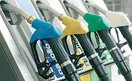 Fingono di rifornirsi di gasolio e si dividono i soldi: acese fa scattare blitz