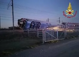 Deraglia treno ad alta velocit&agrave; nel Lodigiano: due morti e diversi feriti