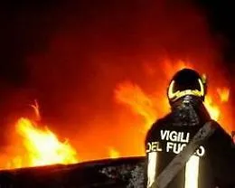 Fiamme nella notte in uno studio medico: sul posto liquido infiammabile
